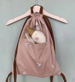 Saga Copenhagen Flipi Latte - Gym Bag - Turnzak - Zwemtas - Rugzakje - Roze Met Vogeltjes -Reisopslag Winkel 1096x1200 6