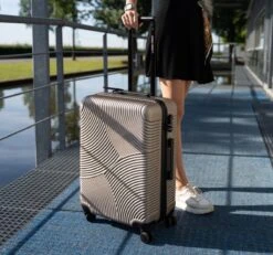 Enrico Benetti Louisville 39040 Driedelige Kofferset Hardcase ABS - Champagne -Reisopslag Winkel 1200x1124 1