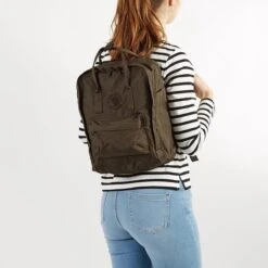 Fjallraven Fjällräven Re-Kånken Unisex Rugzak - Dark Olive -Reisopslag Winkel 1200x1200 1250