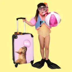 NoBoringSuitcases.com® Kinderkoffer - Hond - Dieren - Kauwgom - Roze - Kinderen - Trolley Kinderen - Past Binnen 55x40x20 Cm En 55x35x25 Cm - Reiskoffer Met Wielen - Koffertje -Reisopslag Winkel 1200x1200 388
