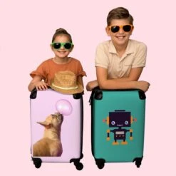 NoBoringSuitcases.com® Kinderkoffer - Hond - Dieren - Kauwgom - Roze - Kinderen - Trolley Kinderen - Past Binnen 55x40x20 Cm En 55x35x25 Cm - Reiskoffer Met Wielen - Koffertje -Reisopslag Winkel 1200x1200 389