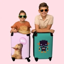 NoBoringSuitcases.com® Kinderkoffer - Hond - Dieren - Kauwgom - Roze - Kinderen - Trolley Kinderen - Past Binnen 55x40x20 Cm En 55x35x25 Cm - Reiskoffer Met Wielen - Koffertje -Reisopslag Winkel 1200x1200 391