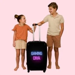 NoBoringSuitcases.com® Koffer Groot - Gaming - Quotes - Neon - Gaming Diva - Vrouwen - Trolley Koffer Met TSA-slot - Met Wielen - 90 Liter - Reiskoffer - 66 Cm -Reisopslag Winkel 1200x1200 659