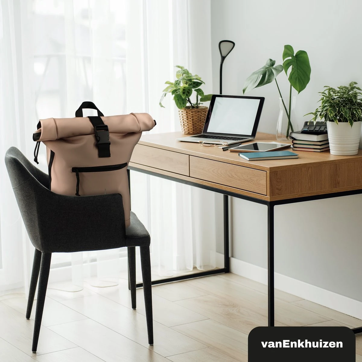 VanEnkhuizen Rolltop Rugzak Met Laptopvak 15,6 Inch - 20 Liter - Waterafstotend En Thermo Materiaal - Roze 9 VanEnkhuizen Rolltop Rugzak Met Laptopvak 15,6 Inch - 20 Liter - Waterafstotend En Thermo Materiaal - Roze - Image 7
