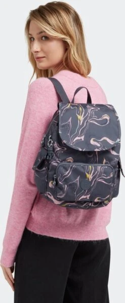 Kipling CITY PACK S Rugzak, 13 Liter - Soft Marble -Reisopslag Winkel 496x1200 4