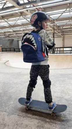 Emco Haai Kinderrugzak 16 Liter - Blauw -Reisopslag Winkel 675x1200 3